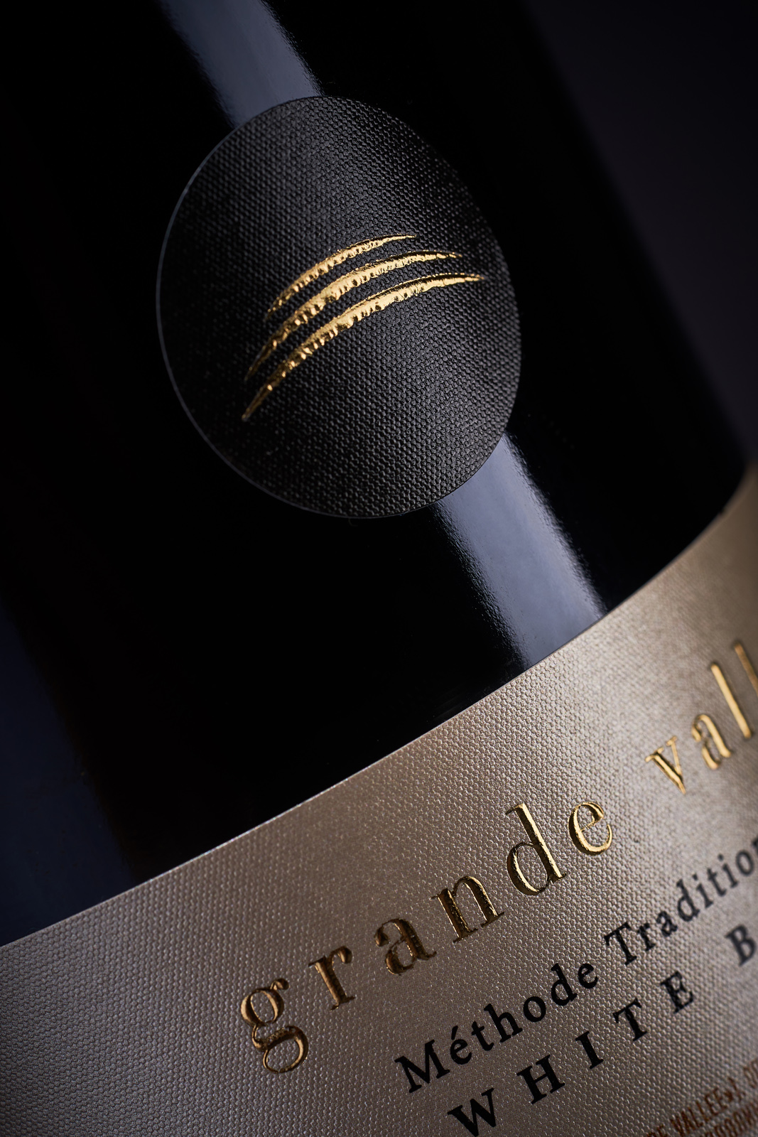 極簡(jiǎn)主義的起泡酒包裝設(shè)計(jì)這樣做(圖2)